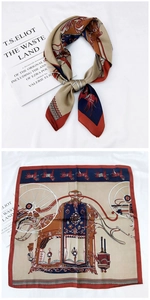 Détail d'un foulard en soie vintage avec motifs équestres de chevaux et de calèches