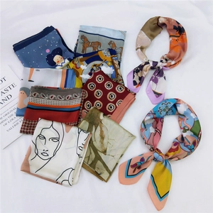 Divers foulards en soie à motifs d'art abstrait, motifs équestres et imprimés paisley