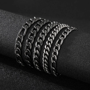 Pulseras de cadena cubana para hombre en plata oscura mate sobre un soporte redondo