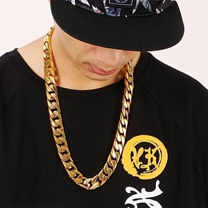 Men's hip-hop Cuban link chain in 18K gold plated stainless steel on a model