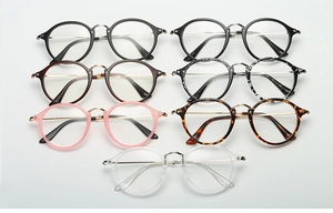 Detalle de gafas retro de montura redonda metálica en varios colores y acabados