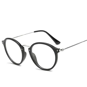 Gafas redondas retro con montura negra y patillas de metal plateado en fondo blanco