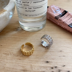 Detailed close-up of S925 sterling silver chain link rings in gold and silver finishes