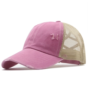 Dettaglio del cotone rosa invecchiato e della rete beige traspirante sul berretto da baseball