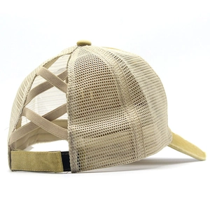 Dettaglio delle cinghie elastiche e mesh traspirante sul retro del berretto sportivo