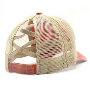 Dettaglio degli elastici incrociati sul cappellino per coda di cavallo con velcro