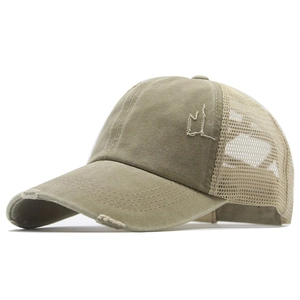 Dettaglio della visiera consumata e del mesh del cappellino da baseball vintage kaki