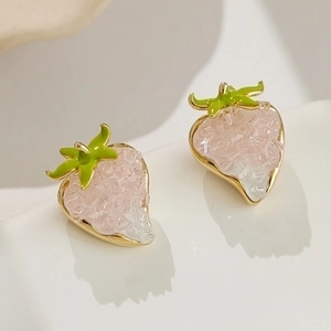 Orecchini a perno a fragola in resina rosa e verde con elegante cornice in metallo dorato