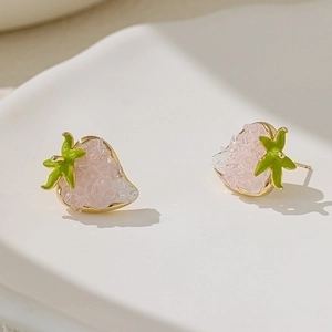 Orecchini a perno a fragola rosa con cristalli scintillanti e foglie verdi dorate
