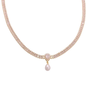 Elegante collana d'oro con zirconi quadrati e ciondolo con perla barocca a goccia