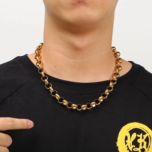 Golden stainless steel O-chain necklace with sparkling rhinestones worn on a model