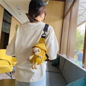 Détail vue de dos d'un sac de poitrine en toile jaune avec un mignon ours en peluche