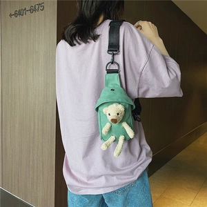 Sac de poitrine en toile verte avec un ours en peluche mignon porté par le modèle