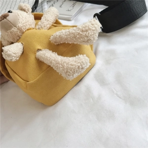 Vue détaillée d'un sac en toile jaune avec un adorable motif d'ours en peluche 3D