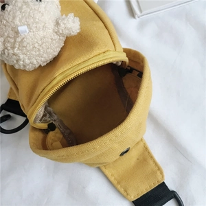 Sac bandoulière en toile jaune avec décoration d'ours en peluche et fermeture éclair