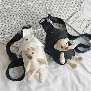 Détail du sac de poitrine en toile avec ornements d'oursons 3D en noir et blanc