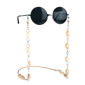 Lunettes de soleil rondes noires avec chaîne dorée ornée de coquillages et perles
