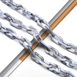Dettaglio della catena per occhiali in acrilico marmorizzato grigio e bianco su sfondo