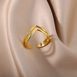 Detail of 18k gold plated double V-shaped ring with woven texture and adjustable opening