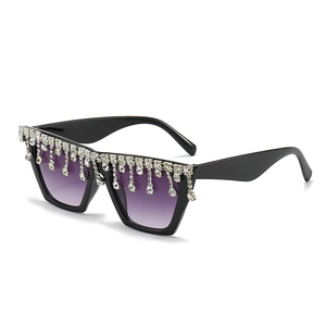 Lunettes de soleil œil de chat luxueuses avec monture noire et glands en strass pour femmes