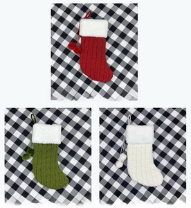 Détails de la chaussette de Noël en tricot avec bordure en peluche et pompons