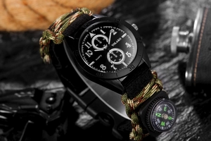 Nahaufnahme der YOLAKO Quarzuhr mit Camouflage-Paracord-Band und integriertem Kompass