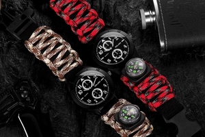 Detail der Outdoor-Taktik-Uhr mit Paracord-Armband und integriertem Kompass-Zubehör