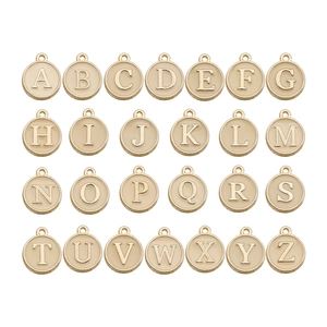 Set mit 26 runden Goldlegierung-Alphabet-Anhängern von A-Z mit hellbeiger Emaille-Füllung