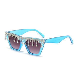 Lunettes de soleil œil de chat de luxe avec monture bleue et pompons en strass brillants