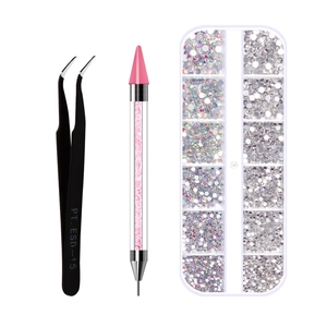 Detailweergave van nail art gereedschapsset met pincet, waspen en diverse steentjes