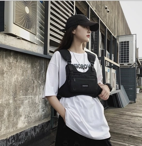 Détail d'un harnais de poitrine tactique noir avec sangles en nylon ajustables