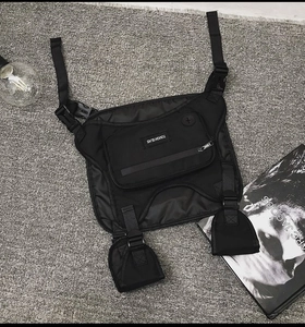 Détails de la sacoche de poitrine tactique noire avec poches en nylon et boucles