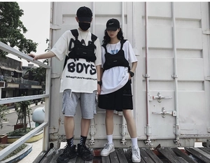 Détails de la veste tactique noire avec poches multiples et sangles en nylon industriel