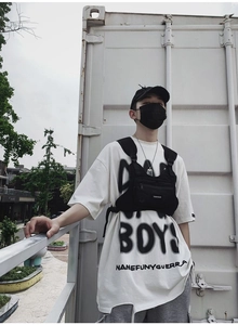 Détail du sac de poitrine tactique noir en nylon haute densité pour mode urbaine