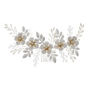 Détail du peigne à cheveux de mariée avec fleurs argentées, perles blanches et strass