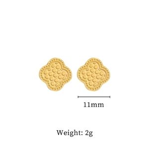 Detailed view of golden clover stud earrings with beaded edges, size 11mm and 2g weight