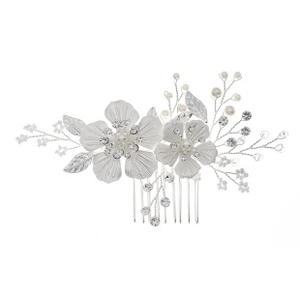 Détails d'un peigne de mariée avec fleurs en métal argenté, perles et strass brillants