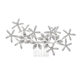 Détail du peigne à cheveux mariée en métal argenté avec feuilles de cristal et fleurs