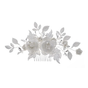 Détail d'un peigne à cheveux de mariée doré avec cristaux et fleurs blanches élégantes