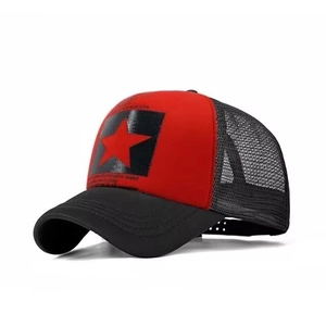 Detail der rot-schwarzen Mesh-Trucker-Cap mit Fünf-Sterne-Print und atmungsaktivem Netz