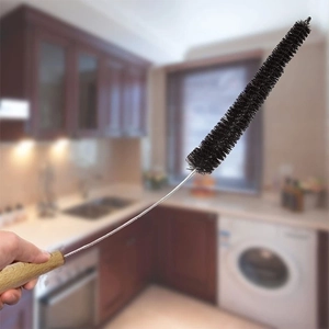 Spazzola flessibile per pulizia lavatrice con setole nere e manico in legno in uso