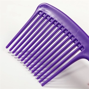 Pettine per capelli viola a denti larghi in plastica per capelli ricci su sfondo bianco