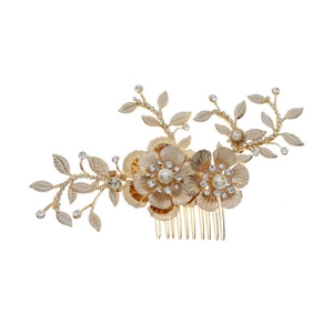 Détail du peigne à cheveux de mariée en forme de feuille, métal doré, perles et cristaux
