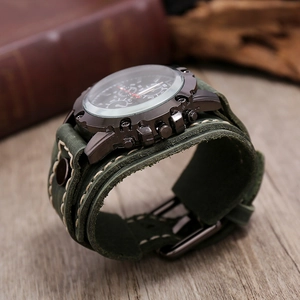 Vue macro du bracelet de montre en cuir véritable vert armée avec surpiqûres blanches