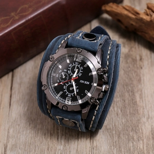 Détails du bracelet de montre en cuir bleu foncé avec coutures et rivets en métal