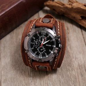 Gros plan sur le bracelet de montre en cuir marron avec surpiqûres et rivets en métal