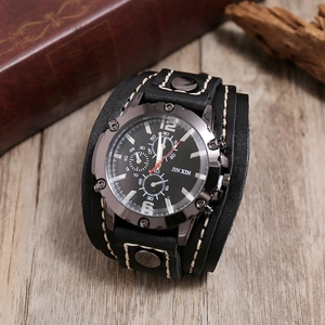 Gros plan détaillé du bracelet de montre large en cuir noir punk avec coutures blanches et rivets