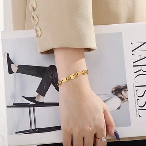 Golden pig nose link bracelet for women featuring a stylish coffee bean chain design