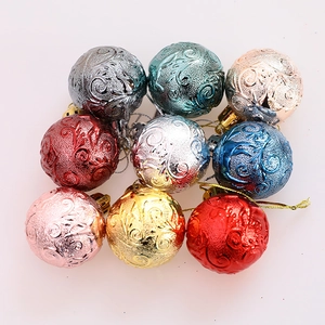 Set mit 12 bunten 4 cm Weihnachtskugeln mit geprägten Reliefmustern für Dekoration