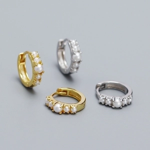Elegant S925 silver hoop earrings with pearls in gold and silver finish on gray background